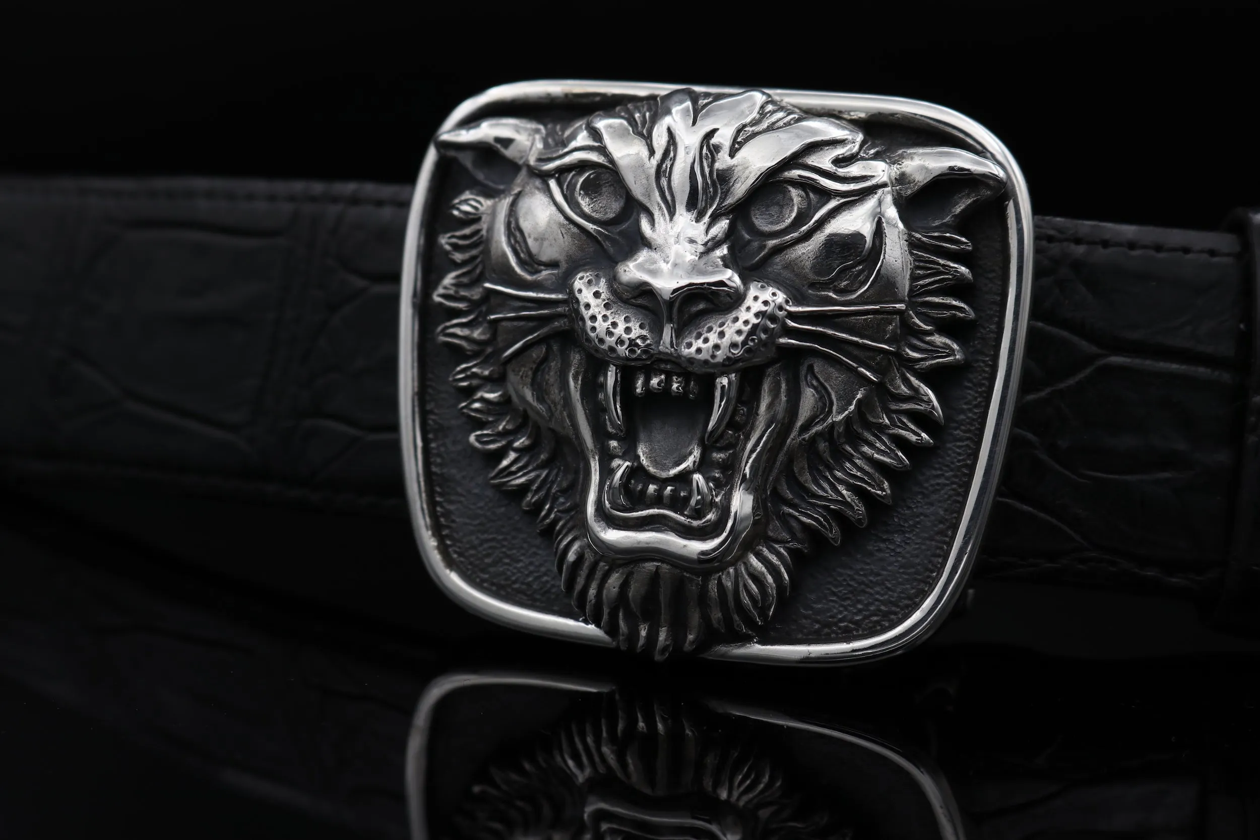 #1384 Medium Tiger Trophy Buckle 1.5"