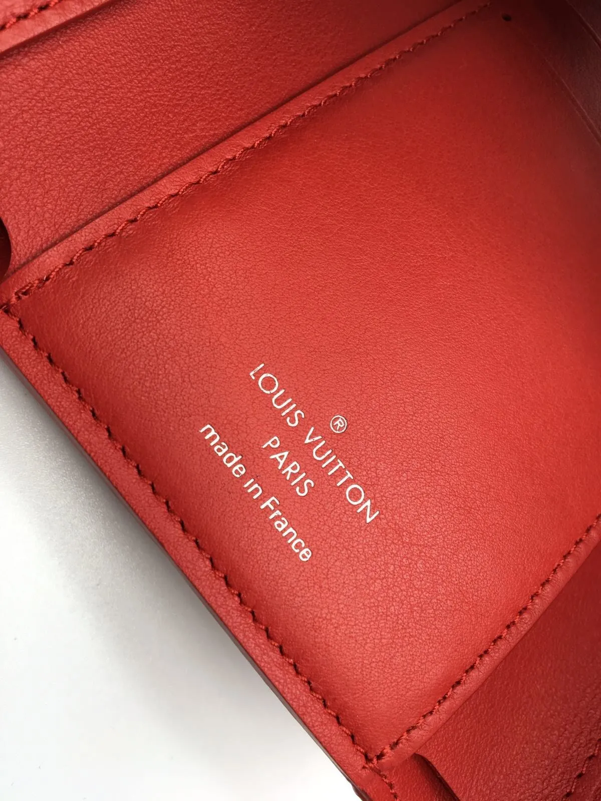 Capucines Compact Wallet Rubis