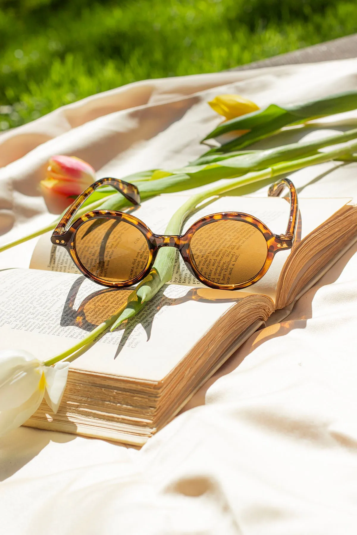 Small Round Rim Retro Look Sunglasses