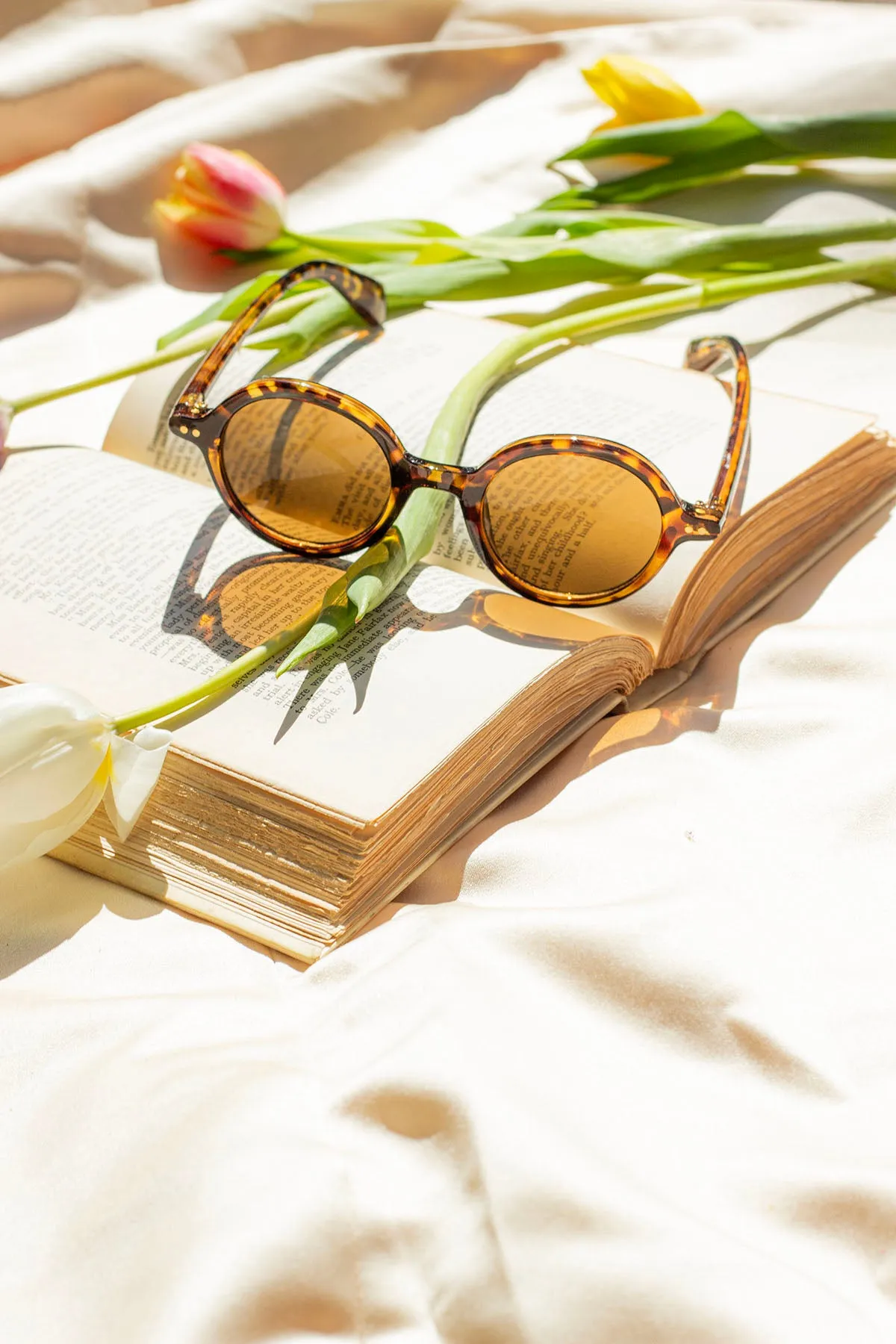 Small Round Rim Retro Look Sunglasses