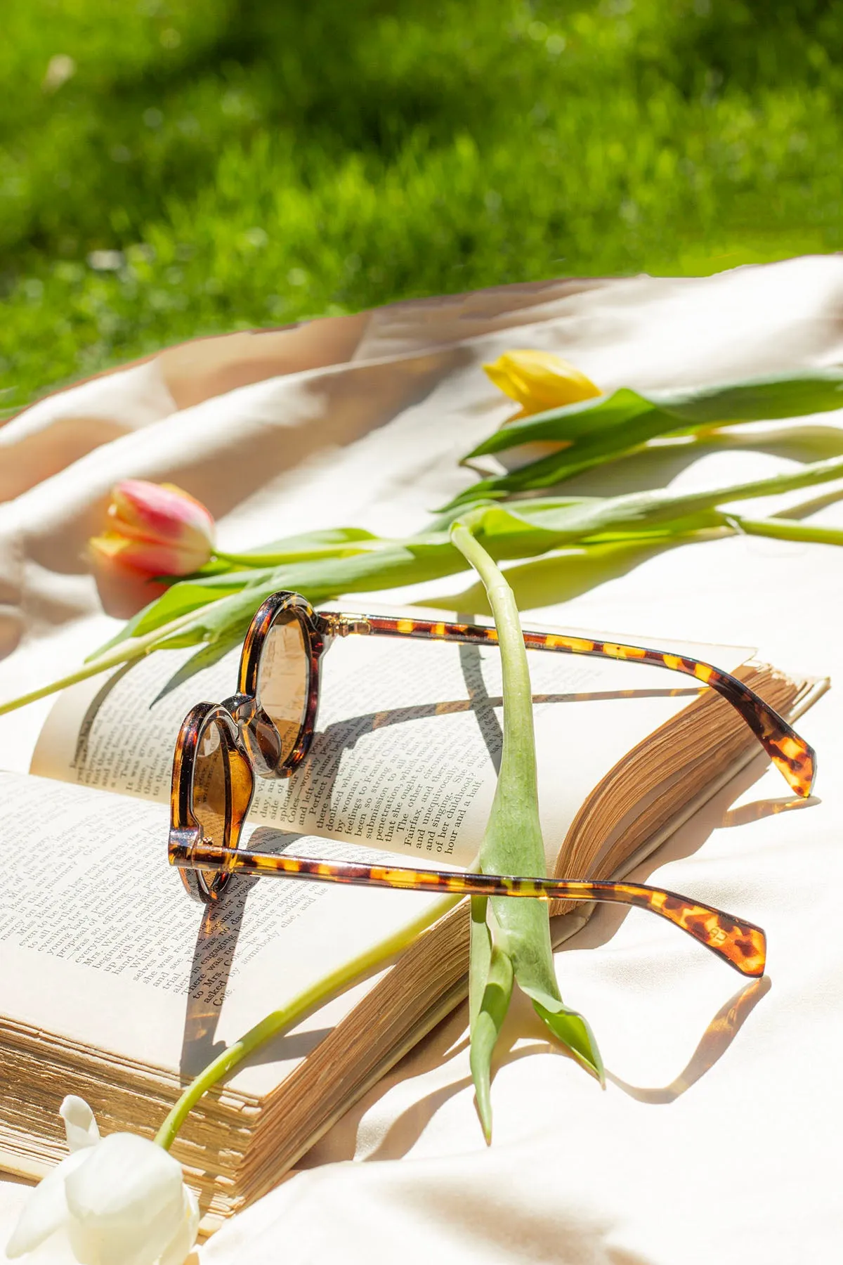 Small Round Rim Retro Look Sunglasses
