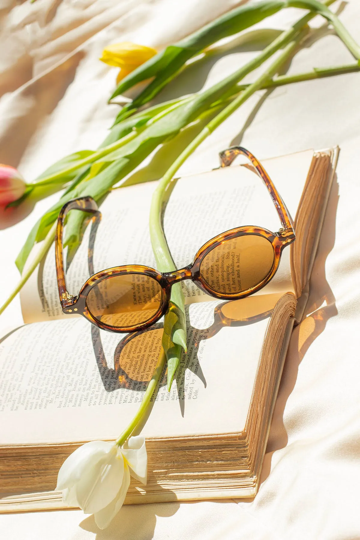 Small Round Rim Retro Look Sunglasses
